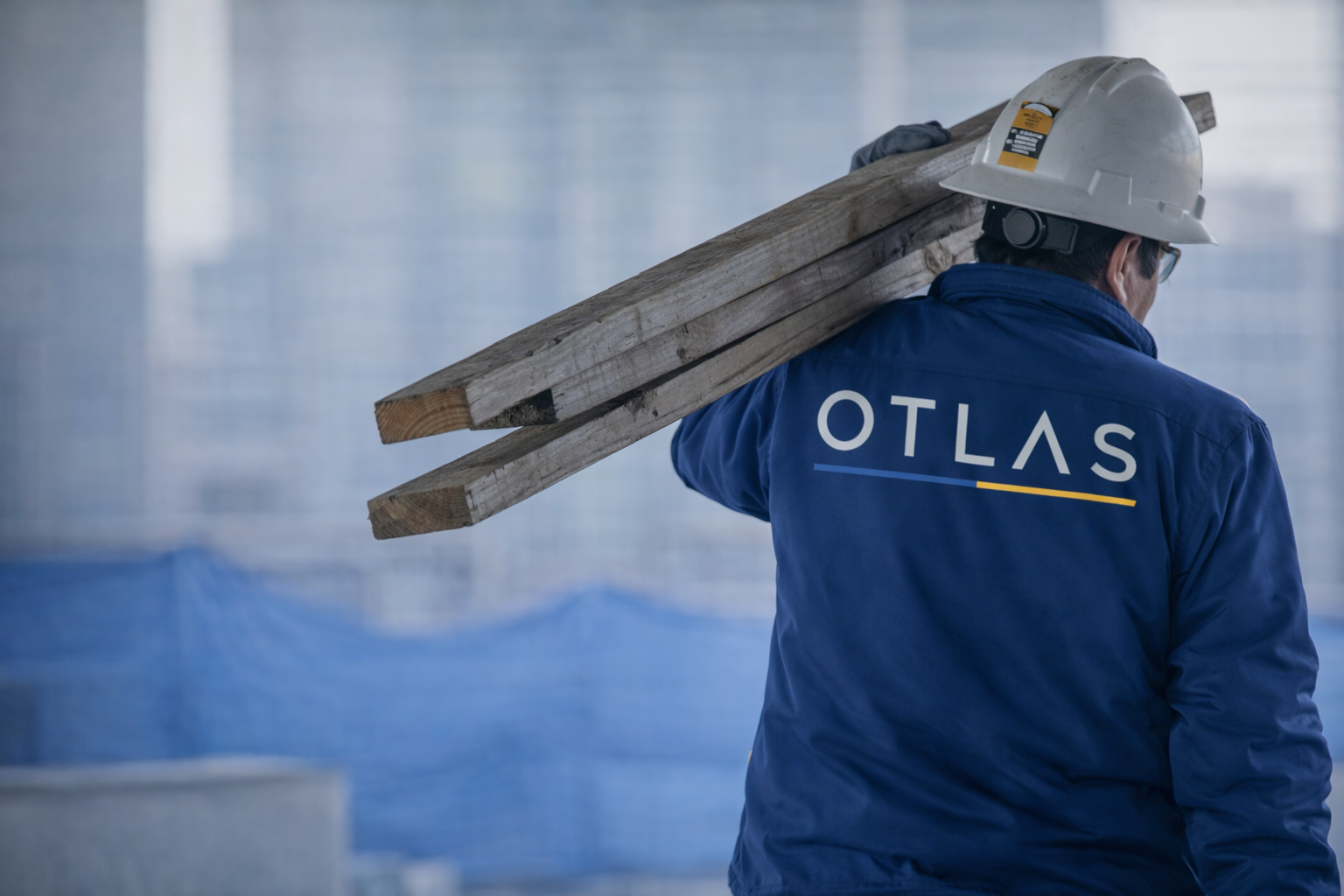 Trabajador de OTLAS en obra